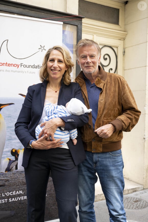 Maud Fontenoy (avec sa fille Elea) et Franck Dubosc lors de la cérémonie des prix pédagogiques pour l'Océan de la fondation Maud Fontenoy, au théâtre de l'Oeuvre, en compagnie de 300 enfants ayant participé au programme de la fondation. Paris, le 6 juin 2024. © Pierre Perusseau/Bestimage 