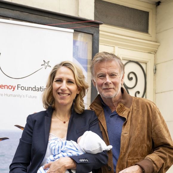 Maud Fontenoy (avec sa fille Elea) et Franck Dubosc lors de la cérémonie des prix pédagogiques pour l'Océan de la fondation Maud Fontenoy, au théâtre de l'Oeuvre, en compagnie de 300 enfants ayant participé au programme de la fondation. Paris, le 6 juin 2024. © Pierre Perusseau/Bestimage 