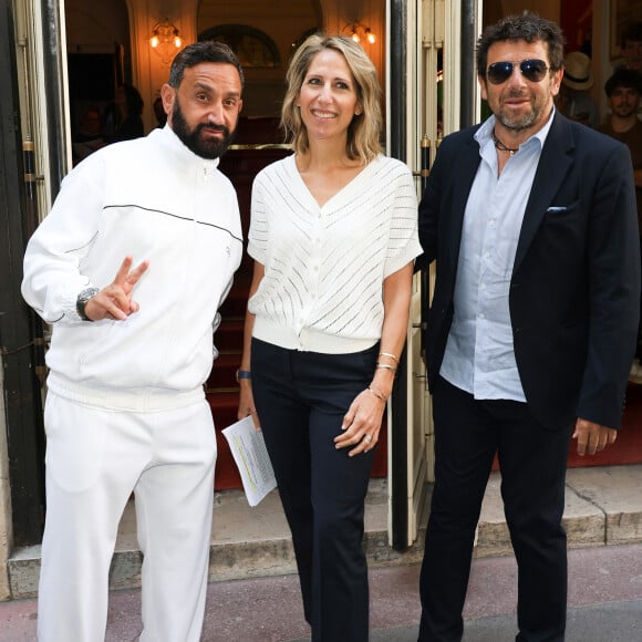 Cyril Hanouna, Maud Fontenoy et Patrick Bruel à la cérémonie de remise des prix pédagogiques pour l'Océan de la Maud Fontenoy Foundation le 8 juin 2023 au coeur du magnifique Théâtre de l'Oeuvre. © Coadic Guirec / Bestimage 