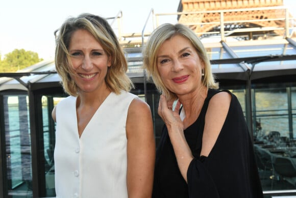 Maud Fontenoy et Michèle Laroque au gala de charité de la Maud Fontenoy Foundation à bord du Ducasse sur Seine à Paris le 6 juin 2023.© Veeren / Bestimage 