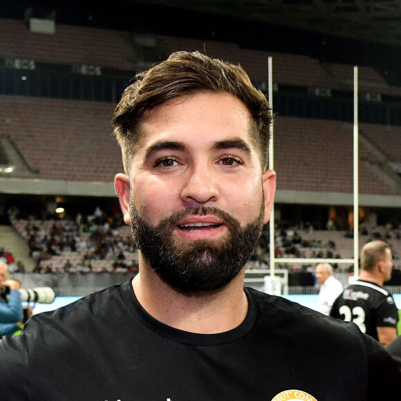 Kendji Girac et l'aigle MEFI, la mascotte de l'OGC Nice, l'équipe de football niçoise, - Match des Légendes, la rencontre qui mêle le football et le rugby au profit de l'association de P. Olmeta (ancien gardien de but et co-fondateur de l'association), "Un sourire, un espoir pour la vie" s'est déroulé à Nice à l'Allianz Riviera, le 26 septembre 2022. © Bruno Bebert/Bestimage