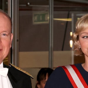 Cette fois-ci dans des teintes de marron plus claires.
 
Le prince Albert II de Monaco, la princesse Charlene durant la traditionnelle soirée de la Fête Nationale Monégasque au Grimaldi Forum à Monaco, le 19 novembre 2024. La Famille Princière et leurs convives ont assisté à un opéra en 4 actes "La Bohême". © JC VINAJ / Pool Monaco / Bestimage