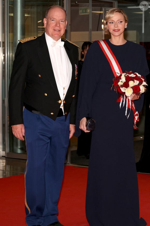 Cette fois-ci dans des teintes de marron plus claires.
 
Le prince Albert II de Monaco, la princesse Charlene durant la traditionnelle soirée de la Fête Nationale Monégasque au Grimaldi Forum à Monaco, le 19 novembre 2024. La Famille Princière et leurs convives ont assisté à un opéra en 4 actes "La Bohême". © JC VINAJ / Pool Monaco / Bestimage