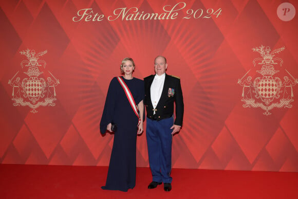 Pour le premier, Charlene de Monaco portait une très belle veste en cuir marron foncé
 
Le prince Albert II de Monaco et la princesse Charlene durant la traditionnelle soirée de la Fête Nationale Monégasque au Grimaldi Forum à Monaco, le 19 novembre 2024. La Famille Princière et leurs convives ont assisté à un opéra en 4 actes "La Bohême". © JC VINAJ / Pool Monaco / Bestimage