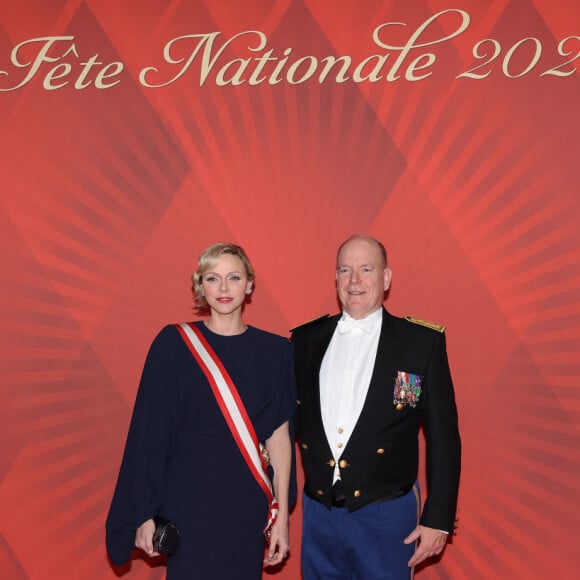 Pour le premier, Charlene de Monaco portait une très belle veste en cuir marron foncé
 
Le prince Albert II de Monaco et la princesse Charlene durant la traditionnelle soirée de la Fête Nationale Monégasque au Grimaldi Forum à Monaco, le 19 novembre 2024. La Famille Princière et leurs convives ont assisté à un opéra en 4 actes "La Bohême". © JC VINAJ / Pool Monaco / Bestimage