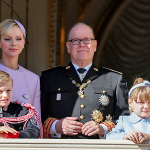 La femme d'Albert de Monaco a participé à deux évènements successifs
 
Le prince Albert II et la princesse Charlene de Monaco, et leurs enfants le prince Jacques et la princesse Gabriella - La famille princière de Monaco au balcon du palais, à l'occasion de la Fête Nationale de Monaco, le 19 novembre 2024. © Jacovides-Bebert/Bestimage