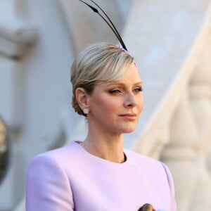 Un look qui donnait une allure sobre et classe à la femme d'Albert de Monaco
 
La princesse Charlene de Monaco, la princesse Gabriella dans la cour du palais princier le jour de la fête nationale de Monaco le 19 novembre 2024. © Jean-Charles Vinaj / Pool Monaco / Bestimage