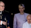 Pour le second évènement avec des enfants, Charlene de Monaco portrait également une veste en cuire
 
Le prince Albert II et la princesse Charlene de Monaco, le père César Penzo - La famille princière de Monaco quitte la cathédrale Notre-Dame Immaculée ou la messe solennelle d'action de grâce et un Te Deum ont été célébré à l'occasion de la Fête Nationale de Monaco le 19 novembre 2024. © Dominique Jacovides - Bruno Bebert / Bestimage