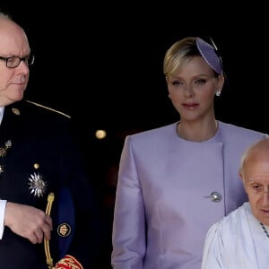 Pour le second évènement avec des enfants, Charlene de Monaco portrait également une veste en cuire
 
Le prince Albert II et la princesse Charlene de Monaco, le père César Penzo - La famille princière de Monaco quitte la cathédrale Notre-Dame Immaculée ou la messe solennelle d'action de grâce et un Te Deum ont été célébré à l'occasion de la Fête Nationale de Monaco le 19 novembre 2024. © Dominique Jacovides - Bruno Bebert / Bestimage