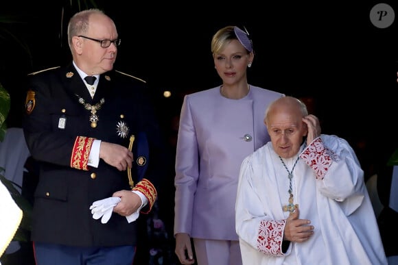 Pour le second évènement avec des enfants, Charlene de Monaco portrait également une veste en cuire
 
Le prince Albert II et la princesse Charlene de Monaco, le père César Penzo - La famille princière de Monaco quitte la cathédrale Notre-Dame Immaculée ou la messe solennelle d'action de grâce et un Te Deum ont été célébré à l'occasion de la Fête Nationale de Monaco le 19 novembre 2024. © Dominique Jacovides - Bruno Bebert / Bestimage