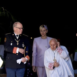 Le prince Albert II et la princesse Charlene de Monaco, le père César Penzo - La famille princière de Monaco quitte la cathédrale Notre-Dame Immaculée ou la messe solennelle d'action de grâce et un Te Deum ont été célébré à l'occasion de la Fête Nationale de Monaco le 19 novembre 2024. © Dominique Jacovides - Bruno Bebert / Bestimage