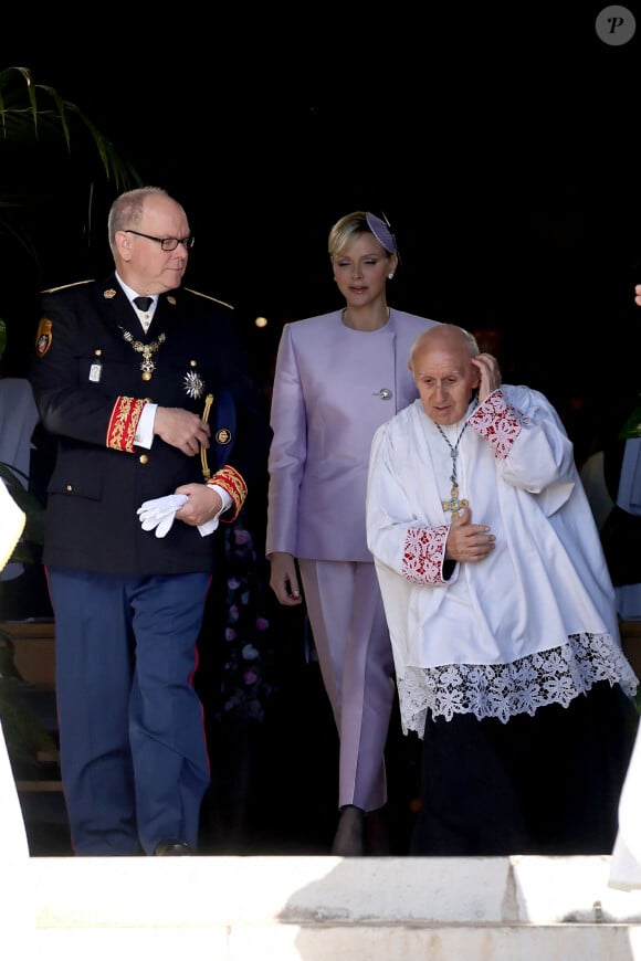 Le prince Albert II et la princesse Charlene de Monaco, le père César Penzo - La famille princière de Monaco quitte la cathédrale Notre-Dame Immaculée ou la messe solennelle d'action de grâce et un Te Deum ont été célébré à l'occasion de la Fête Nationale de Monaco le 19 novembre 2024. © Dominique Jacovides - Bruno Bebert / Bestimage