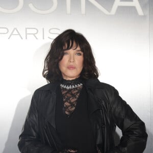 Isabelle Adjani, de son côté, est devenue une légende vivante du cinéma français, honorée pour ses performances magistrales dans des films comme L'Histoire d'Adèle H. et Camille Claudel. 
Isabelle Adjani - Photocall du défilé Messika High Jewelry show Midnight Sun Opus II 2024 à Paris en marge de la fashion week le 26 septembre 2024. © Jack Tribeca / Christophe Clovis / Bestimage