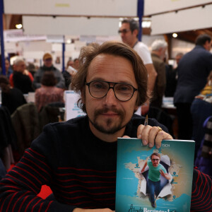 Lorant Deutsch lors de la 41ème Foire du Livre de Brive dans La Halle Brassens, à Brive-la-Gaillarde, France, le 11 novembre 2023. © Jean-Marc-Lhomer/Bestimage 