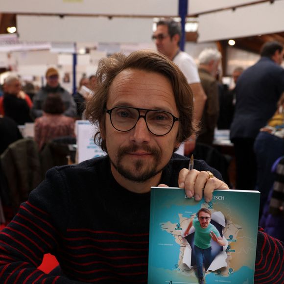 Lorant Deutsch lors de la 41ème Foire du Livre de Brive dans La Halle Brassens, à Brive-la-Gaillarde, France, le 11 novembre 2023. © Jean-Marc-Lhomer/Bestimage 