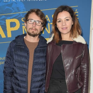 Lorant Deutsch et Marie-Julie Baup - Inauguration du "Village de la santé mentale" sur le Parvis de La Défense à Paris le 14 mai 2018. Les 14, 15 et 16 mai 2018, la Fondation Falretinvestit le Parvis de La Défense en déployant son opéra on Cap sur la Santé Mentale. Suite au succès de l’édi on 2016, la Fonda on renouvelle cet événement d’ampleur, des né à informer et sensibiliser la société sur un problème de santé qui concerne plus d’1 Français sur 5. © Coadic Guirec/Bestimage 