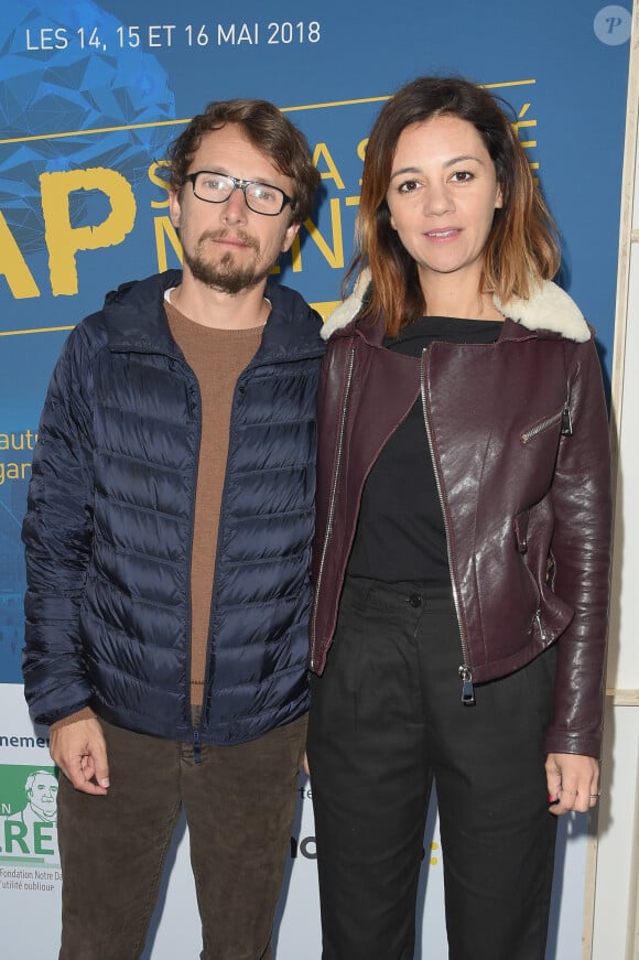 Lorant Deutsch et Marie-Julie Baup - Inauguration du "Village de la santé mentale" sur le Parvis de La Défense à Paris le 14 mai 2018. Les 14, 15 et 16 mai 2018, la Fondation Falretinvestit le Parvis de La Défense en déployant son opéra on Cap sur la Santé Mentale. Suite au succès de l’édi on 2016, la Fonda on renouvelle cet événement d’ampleur, des né à informer et sensibiliser la société sur un problème de santé qui concerne plus d’1 Français sur 5. © Coadic Guirec/Bestimage 