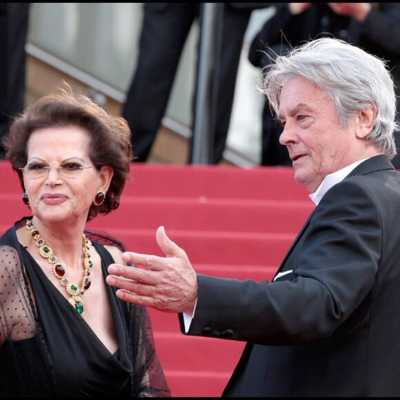 Claudia Cardinale - Alain Delon - Montée des marches du film - Wall Street - l'argent ne dort jamais - 63ème festival du film de Cannes 