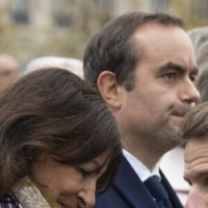 Le président Emmanuel Macron et les membres du gouvernement lors du dépôt de gerbe à l'Arc de Triomphe à Paris ; commémoration du 106ème anniversaire de l'armistice de 1918. Le 11 novembre 2024. © Eliot Blondet / Pool / Bestimage