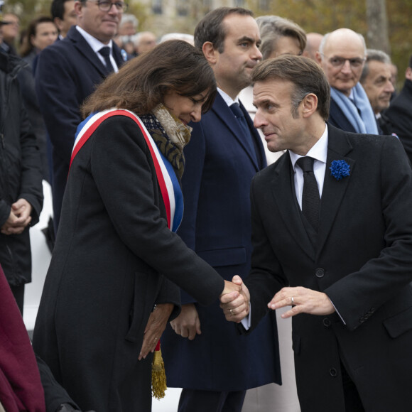 Le président Emmanuel Macron et les membres du gouvernement lors du dépôt de gerbe à l'Arc de Triomphe à Paris ; commémoration du 106ème anniversaire de l'armistice de 1918. Le 11 novembre 2024. © Eliot Blondet / Pool / Bestimage