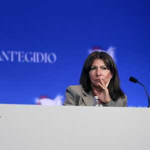 "Je ne me présenterai pas à un troisième mandat. C’est une décision que j’ai prise depuis longtemps", a-t-elle avoué. 
Anne Hidalgo, maire de Paris - Le Président de la République Macron participe à la Rencontre internationale pour la paix de la communauté Sant'Egidio, au Palais des Congrès, Paris, le 22 septembre 2024. © Stéphane Lemouton / Bestimage