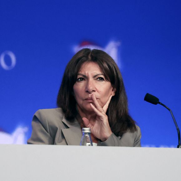 "Je ne me présenterai pas à un troisième mandat. C’est une décision que j’ai prise depuis longtemps", a-t-elle avoué. 
Anne Hidalgo, maire de Paris - Le Président de la République Macron participe à la Rencontre internationale pour la paix de la communauté Sant'Egidio, au Palais des Congrès, Paris, le 22 septembre 2024. © Stéphane Lemouton / Bestimage