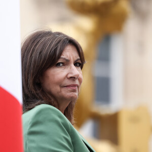 Puis de préciser : "Je me suis toujours inscrite dans l'idée que deux mandats étaient suffisants pour mener à bien de profonds changements". 
Anne Hidalgo, maire de Paris - Inauguration de l'exposition "Dix femmes en or à l'Assemblée nationale " dans la cour d'Honneur du Palais Bourbon, Paris, le 17 septembre 2024. © Stéphane Lemouton / Bestimage