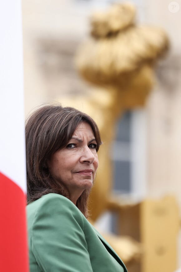 Puis de préciser : "Je me suis toujours inscrite dans l'idée que deux mandats étaient suffisants pour mener à bien de profonds changements". 
Anne Hidalgo, maire de Paris - Inauguration de l'exposition "Dix femmes en or à l'Assemblée nationale " dans la cour d'Honneur du Palais Bourbon, Paris, le 17 septembre 2024. © Stéphane Lemouton / Bestimage