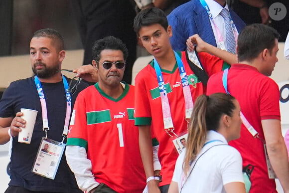 Jamel Debbouze et son fils Léon assistent à la demi-finale de football entre le Maroc et l'Espagne (1-2) lors des Jeux Olympiques de Paris2024 (JO) le 5 aout 2024.