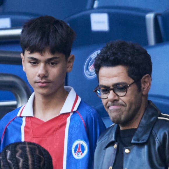 Jamel Debbouze parle de son fils, qui s'est lancé dans le football

Jamel Debbouze et son fils Léon - Célébrités dans les tribunes de la demi-finale retour de Ligue des champions entre le PSG face au Borussia Dortmund (0-1) au Parc des Princes à Paris. © Cyril Moreau/Bestimage