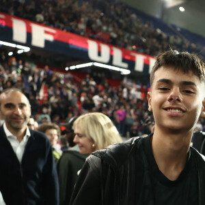 "J'aime bien qu'il se frotte à ça et surtout retourner sur un terrain, qu'il vente, qu'il pleuve, qu'il neige", ajoute Jamel Debbouze

Jamel Debbouze avec son fils Léon, Kylian Mbappé - Dernier match de Kylian Mbappé (25 ans) avec le PSG en Ligue 1 Uber Eats lors de la rencontre "PSG-Toulouse" (1-3) au Parc des Princes à Paris le 12 mai 2024. © Franck Fife / Pool /Bestimage