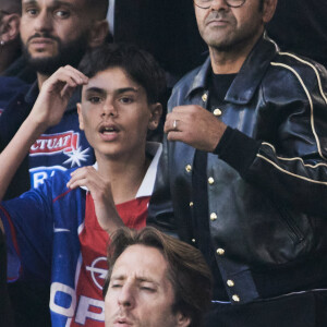 Jamel Debbouze et son fils Léon - Célébrités dans les tribunes de la demi-finale retour de Ligue des champions entre le PSG face au Borussia Dortmund (0-1) au Parc des Princes à Paris le 7 mai 2024. © Cyril Moreau/Bestimage