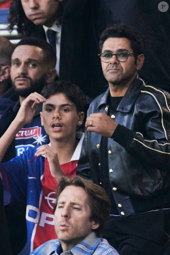 Jamel Debbouze et son fils Léon - Célébrités dans les tribunes de la demi-finale retour de Ligue des champions entre le PSG face au Borussia Dortmund (0-1) au Parc des Princes à Paris le 7 mai 2024. © Cyril Moreau/Bestimage