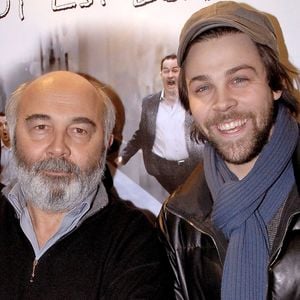 L'acteur, producteur et réalisateur français Gérard Jugnot pose avec son fils Arthur lors de la première de la pièce "Monsieur Accordeon" écrite et jouée par Saida Jawad, au Splendid, à Paris, France. Photo par Bruno Klein/ABACAPRESS.COM