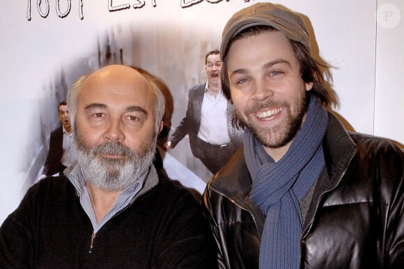 L'acteur, producteur et réalisateur français Gérard Jugnot pose avec son fils Arthur lors de la première de la pièce "Monsieur Accordeon" écrite et jouée par Saida Jawad, au Splendid, à Paris, France. Photo par Bruno Klein/ABACAPRESS.COM