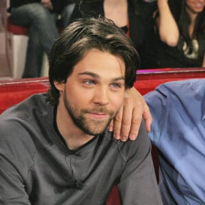 L'acteur, réalisateur et producteur français Gérard Jugnot et son fils Arthur assistent à l'émission Vivement Dimanche de Michel Drucker enregistrée au Studio Gabriel à Paris, France, le 23 février 2005. Photo de Jean-Jacques Datchary/ABACA.