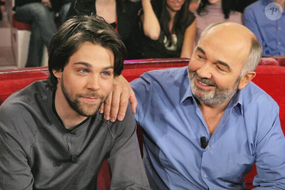 L'acteur, réalisateur et producteur français Gérard Jugnot et son fils Arthur assistent à l'émission Vivement Dimanche de Michel Drucker enregistrée au Studio Gabriel à Paris, France, le 23 février 2005. Photo de Jean-Jacques Datchary/ABACA.