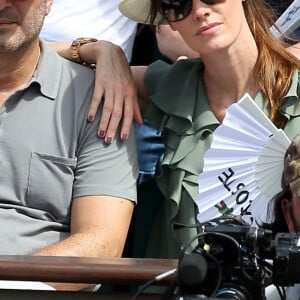 Arthur (Jacques Essebag) et sa compagne Mareva Galanter dans les tribunes lors de la finale homme des Internationaux de Tennis de Roland-Garros à Paris, le 11 juin 2017. © Jacovides-Moreau/Bestimage 