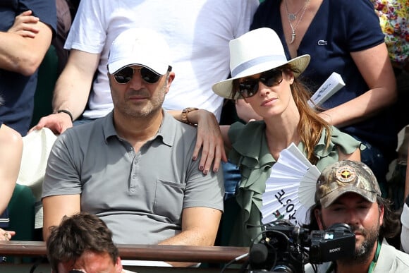 Arthur (Jacques Essebag) et sa compagne Mareva Galanter dans les tribunes lors de la finale homme des Internationaux de Tennis de Roland-Garros à Paris, le 11 juin 2017. © Jacovides-Moreau/Bestimage 