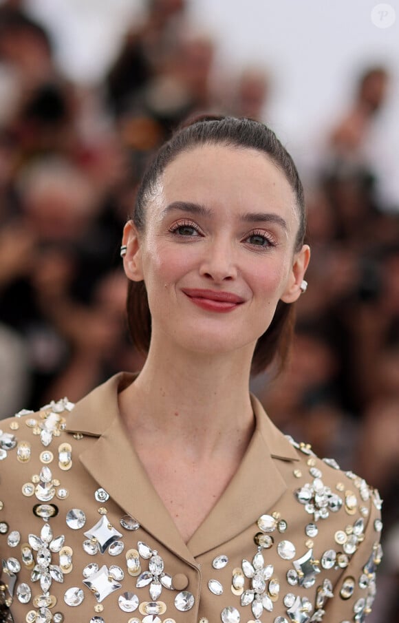 Après un an passé sur la chaîne cryptée, l'ancienne mannequin s'est lancée dans une carrière d'actrice avec succès
Charlotte Le Bon au photocall du film "Niki" lors du 77ème Festival International du Film de Cannes, au Palais des Festivals à Cannes, France, le 24 mai 2024. © Moreau-Jacovides/Bestimage 