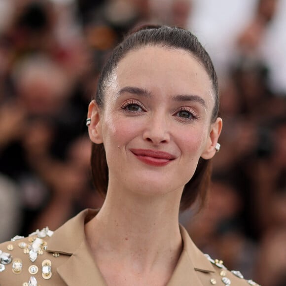 Après un an passé sur la chaîne cryptée, l'ancienne mannequin s'est lancée dans une carrière d'actrice avec succès
Charlotte Le Bon au photocall du film "Niki" lors du 77ème Festival International du Film de Cannes, au Palais des Festivals à Cannes, France, le 24 mai 2024. © Moreau-Jacovides/Bestimage 