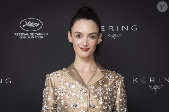 Elle fréquente en fait l'atelier Idem, où elle réalise des dessins et des lithographies
Charlotte Le Bon en conférence Kering Talks Women In Motion lors du 77ème Festival International du Film de Cannes à l'Hôtel Majestic, à Cannes, France, le 24 mai 2024. © Olivier Borde/Bestimage 