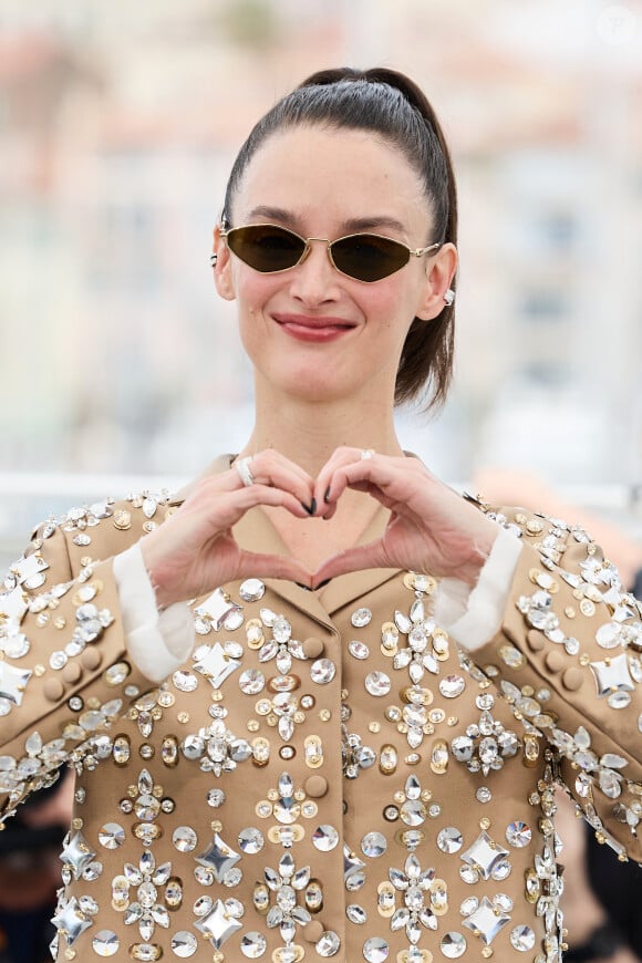 Charlotte Le Bon au photocall du film "Niki" lors du 77ème Festival International du Film de Cannes, au Palais des Festivals à Cannes, France, le 24 mai 2024. © Moreau-Jacovides/Bestimage