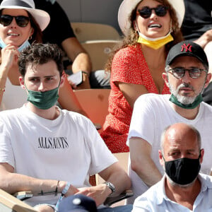 Gad Elmaleh et son fils Noé Elmaleh dans les tribunes des Internationaux de France de Roland Garros à Paris le 11 juin 2021. © Dominique Jacovides / Bestimage 