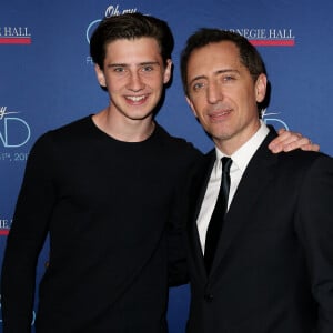 Exclusif - Gad Elmaleh avec son fils Noé lors du photocall du spectacle de Gad Elmaleh "Oh My Gad" au "Carnegie Hall" à New York, le 11 février 2017. © Dominique Jacovides/Bestimage 