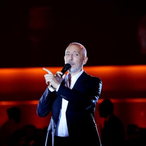 "Je commence enfin à m'aimer. Cela n'a rien de prétentieux ni d'égocentrique", a confié Gad Elmaleh. "On est bourré d'orgueil quand on ne s'aime pas, on se protège parce qu'on ne sait pas aimer ni comment être aimé".
Gad Elmaleh lors de la soirée de gala "Heroes for Imagine" qui a permis de récolter dix millions d'euros au profit de la recherche contre les maladies génétiques à Paris le 23 septembre 2024. © Dominique Jacovides / Bestimage