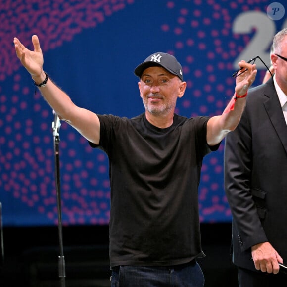 Gad Elmaleh a remis le Trophée Ferret en compagnie de Christian Estrosi, le maire de Nice, venu en famille, à la chanteuse américaine Stella Cole, après son concert sur la scène du Théâtre de Verdure durant le Nice Jazz Fest à Nice, le 21 août 2024. © Bruno Bebert / Bestimage 