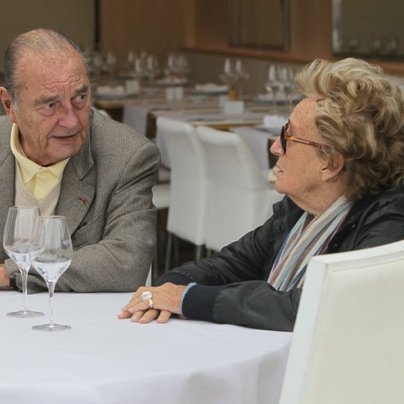 Et a épousé Bernadette 
Jacques Chirac deguste des crevettes avec sa femme Bernadette, Maryvonne Pinault et un ami au restaurant Le Girelier a Saint Tropez le 4 octobre 2013.