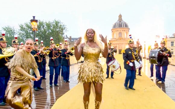 Aya Nakamura chante lors de la cérémonie d'ouverture des Jeux Olympiques (JO) de Paris 2024, à Paris, France, le 26 juillet 2024. 