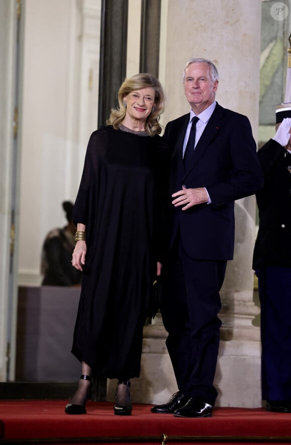 Ou encore le Premier ministre, Michel Barnier accompagné de sa femme Isabelle Altmayer !
Michel Barnier et sa femme Isabelle Altmayer - Dîner d'Etat en l'honneur de Bola Tinubu, Président de la République fédérale du Nigéria et de sa femme Oluremi Tinubu au Palais de l'Elysée à Paris le 28 Novembre 2024. © Dominique Jacovides/Bestimage 